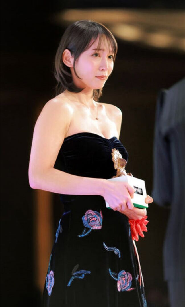 【画像】報知映画賞で吉岡里帆、胸元おっぱい寄せ上げすぎてむちむちハミ乳解禁！004