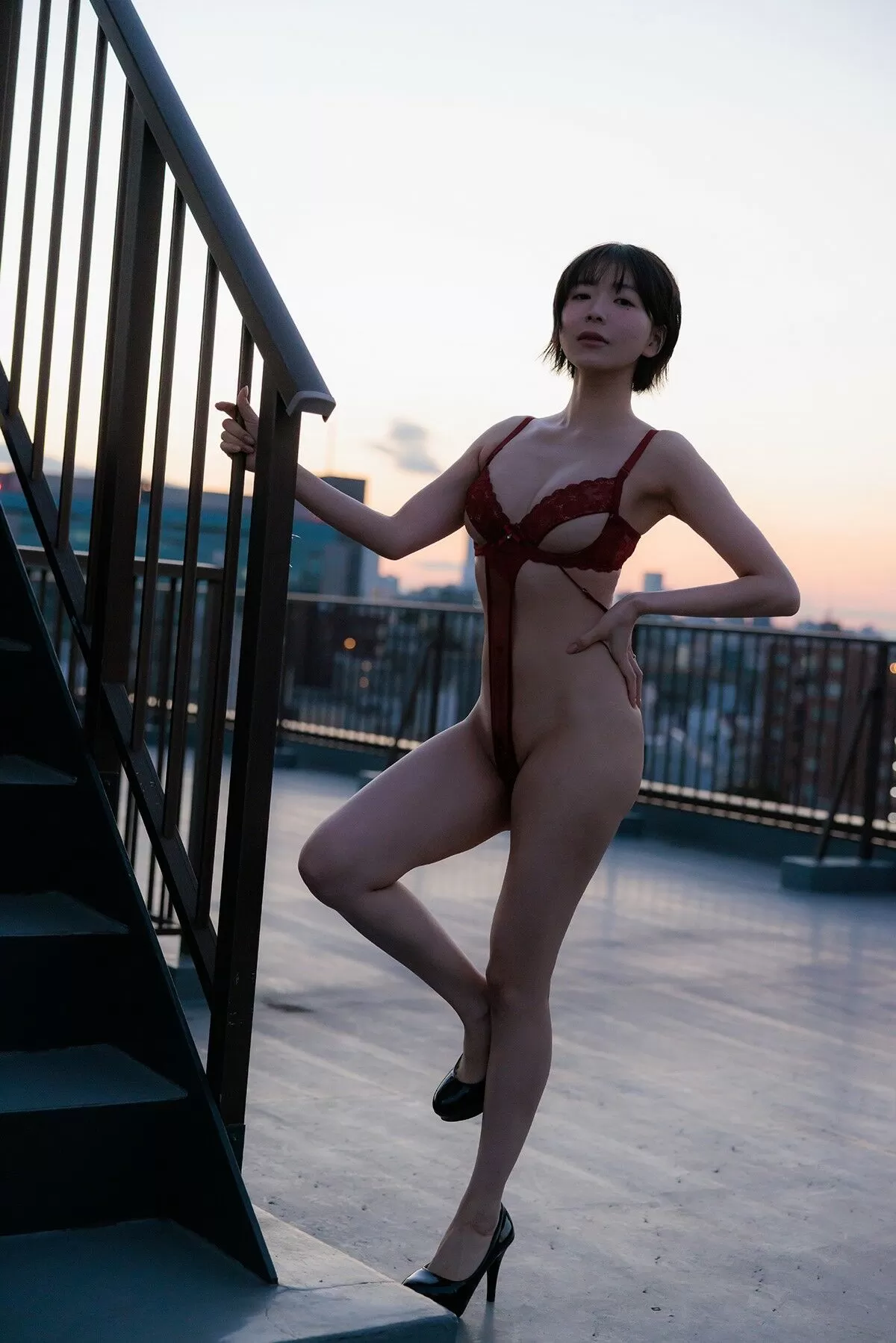 【画像】グラドル辰巳シーナ(32)、パイパンか？美尻＆豊満バスト炸裂の限界露出最新グラビア011