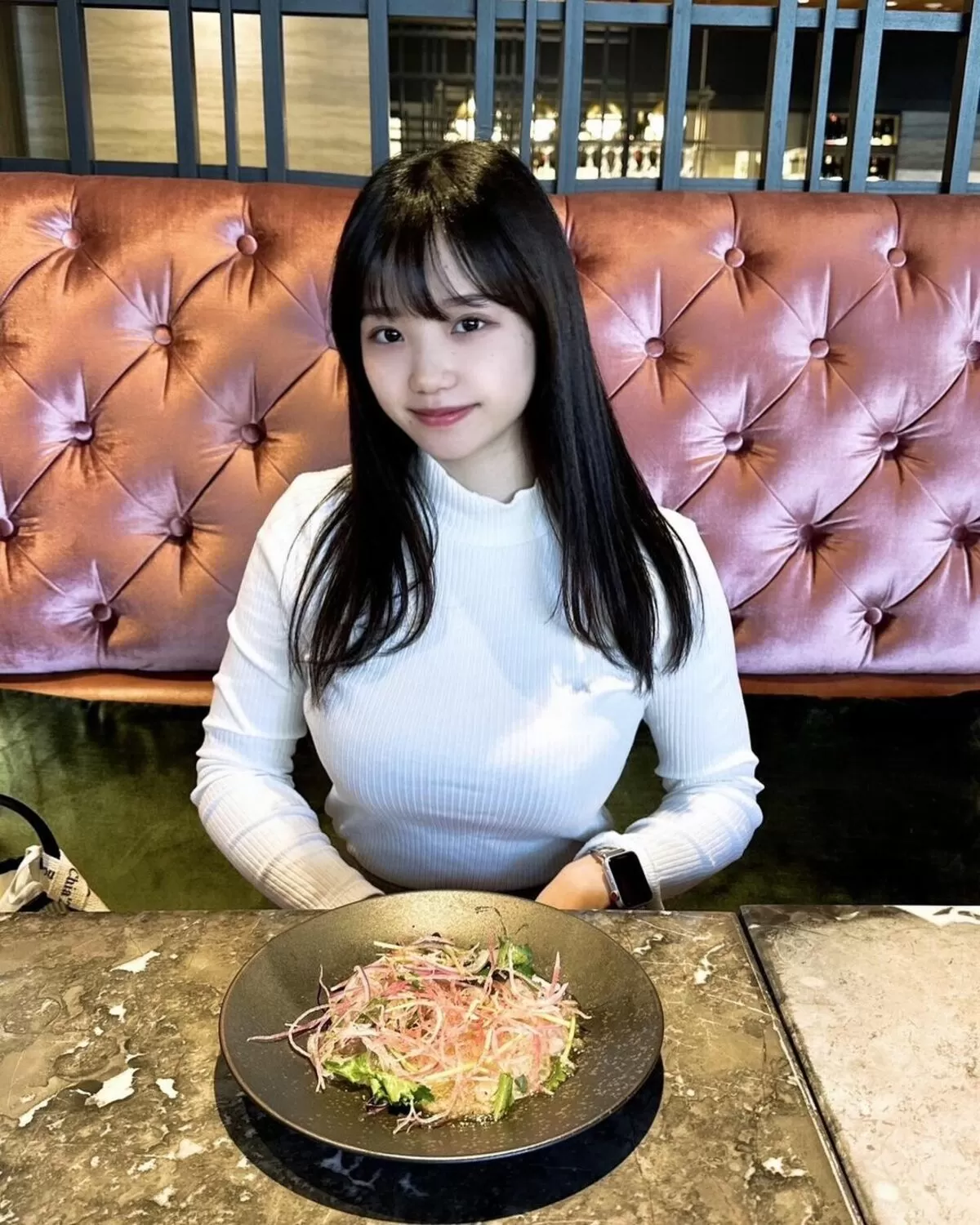 【画像】新人グラドル堀みなみ(23)、胸の谷間がエグいほど凄い！Hカップ爆乳の圧巻グラビア024