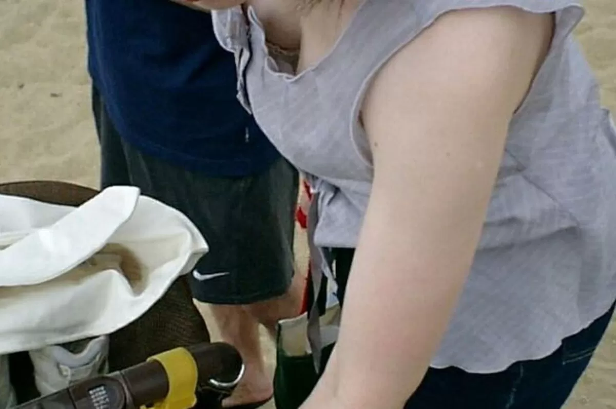 街中胸チラエロ画像002