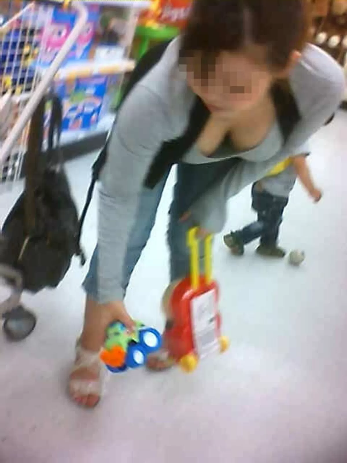 街中胸チラエロ画像003