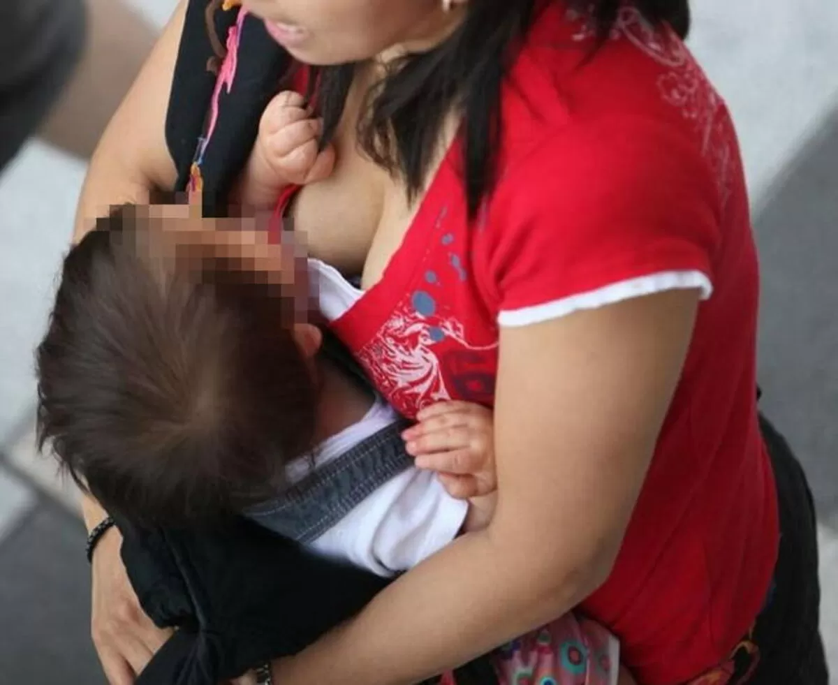 街中胸チラエロ画像005