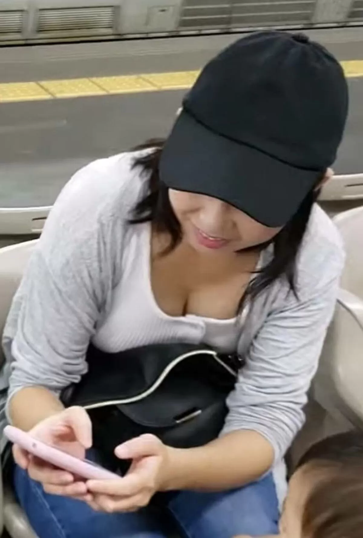 街中胸チラエロ画像006