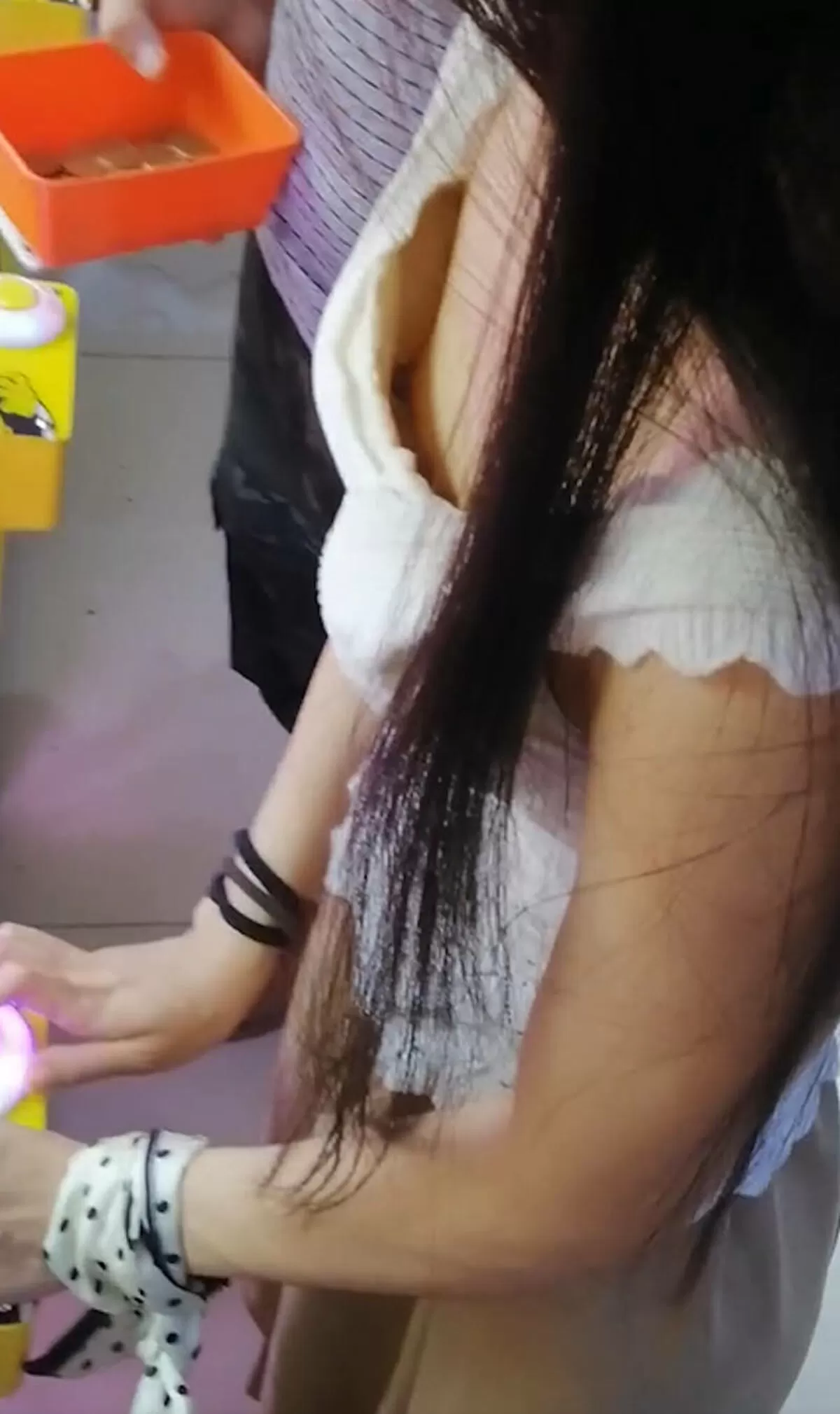 街中胸チラエロ画像009