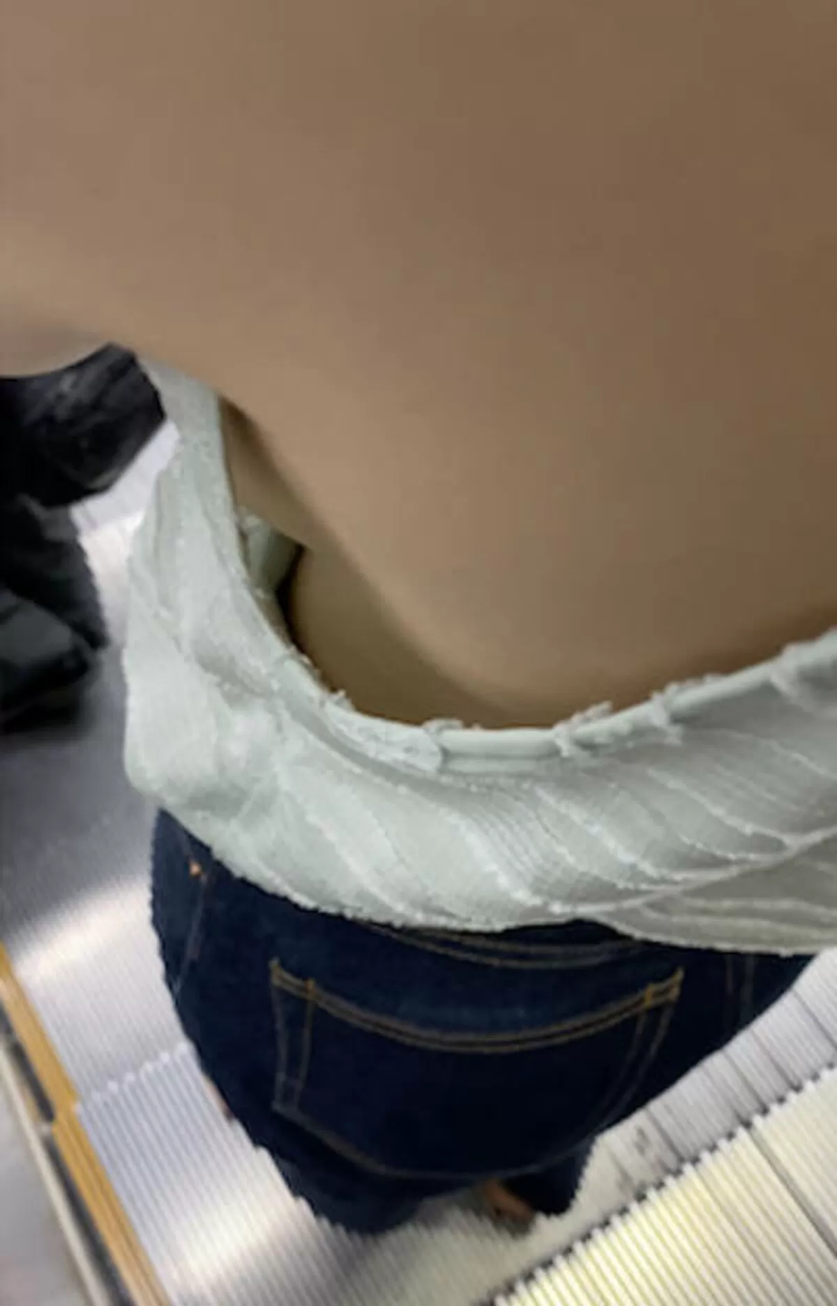 街中胸チラエロ画像011