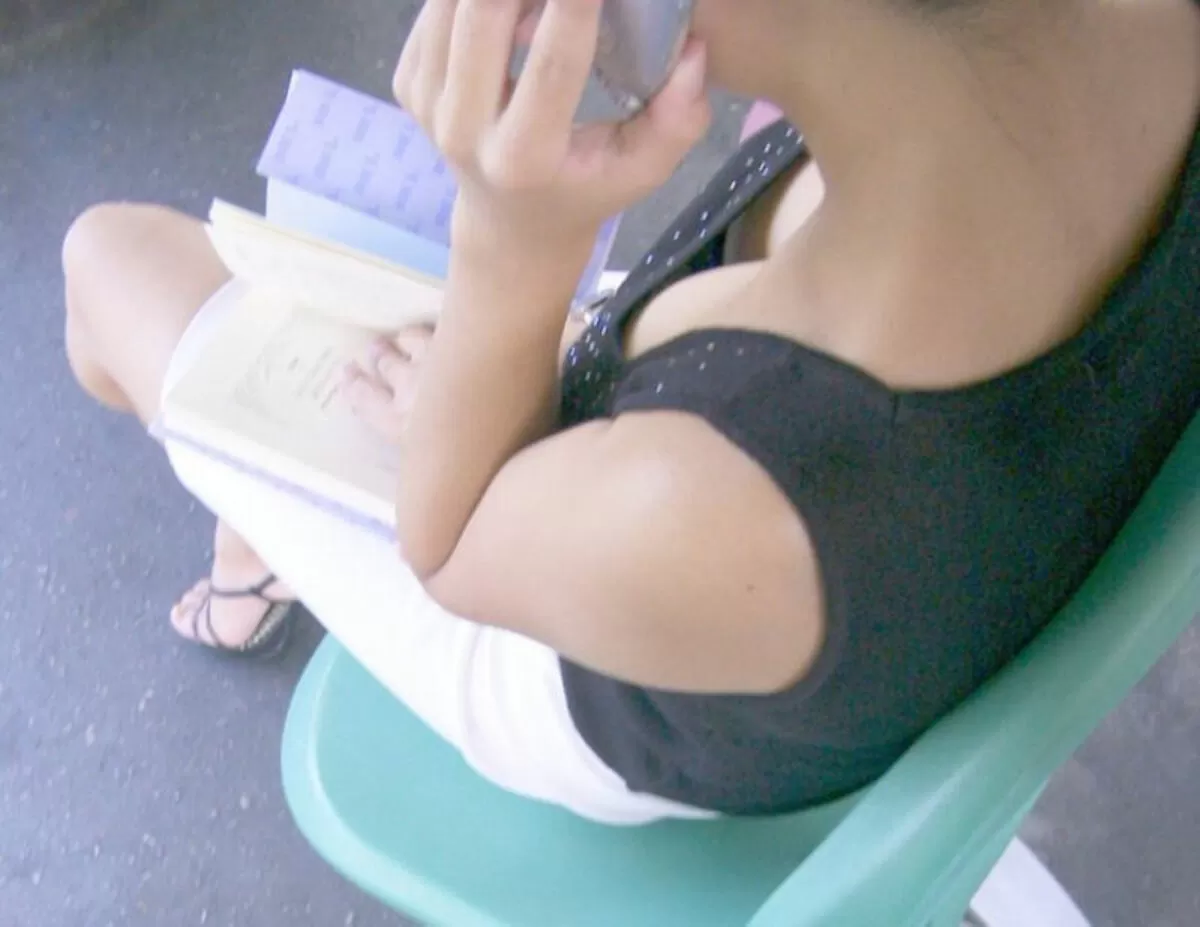 街中胸チラエロ画像017