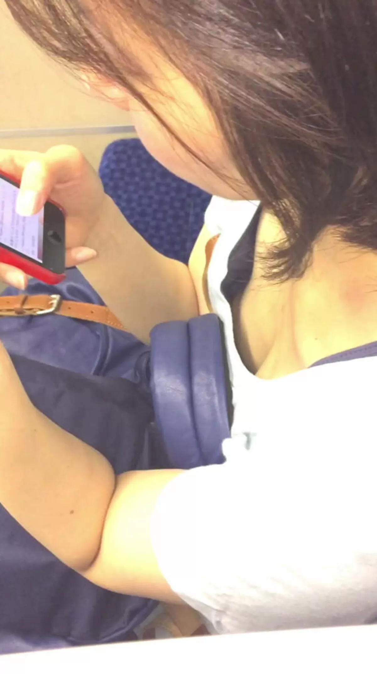 街中胸チラエロ画像023