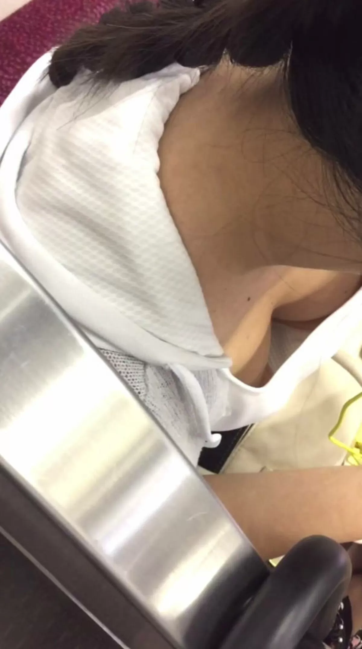 街中胸チラエロ画像024