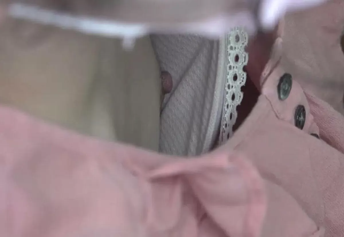 街中胸チラエロ画像033