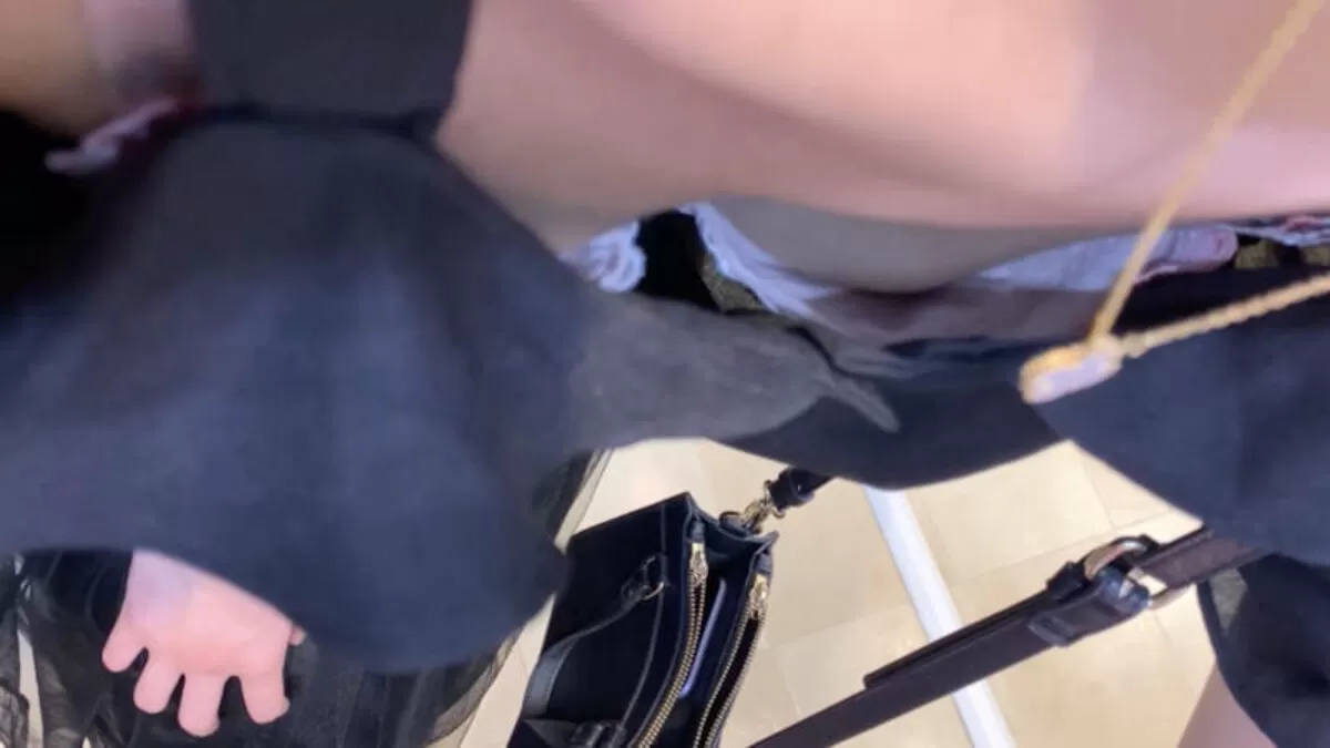 街中胸チラエロ画像042