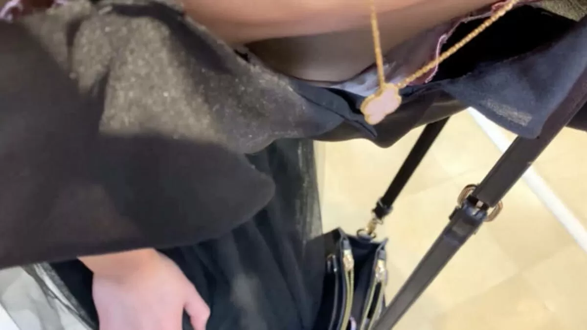 街中胸チラエロ画像043