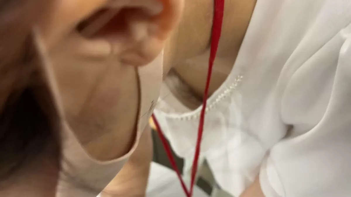 街中胸チラエロ画像045