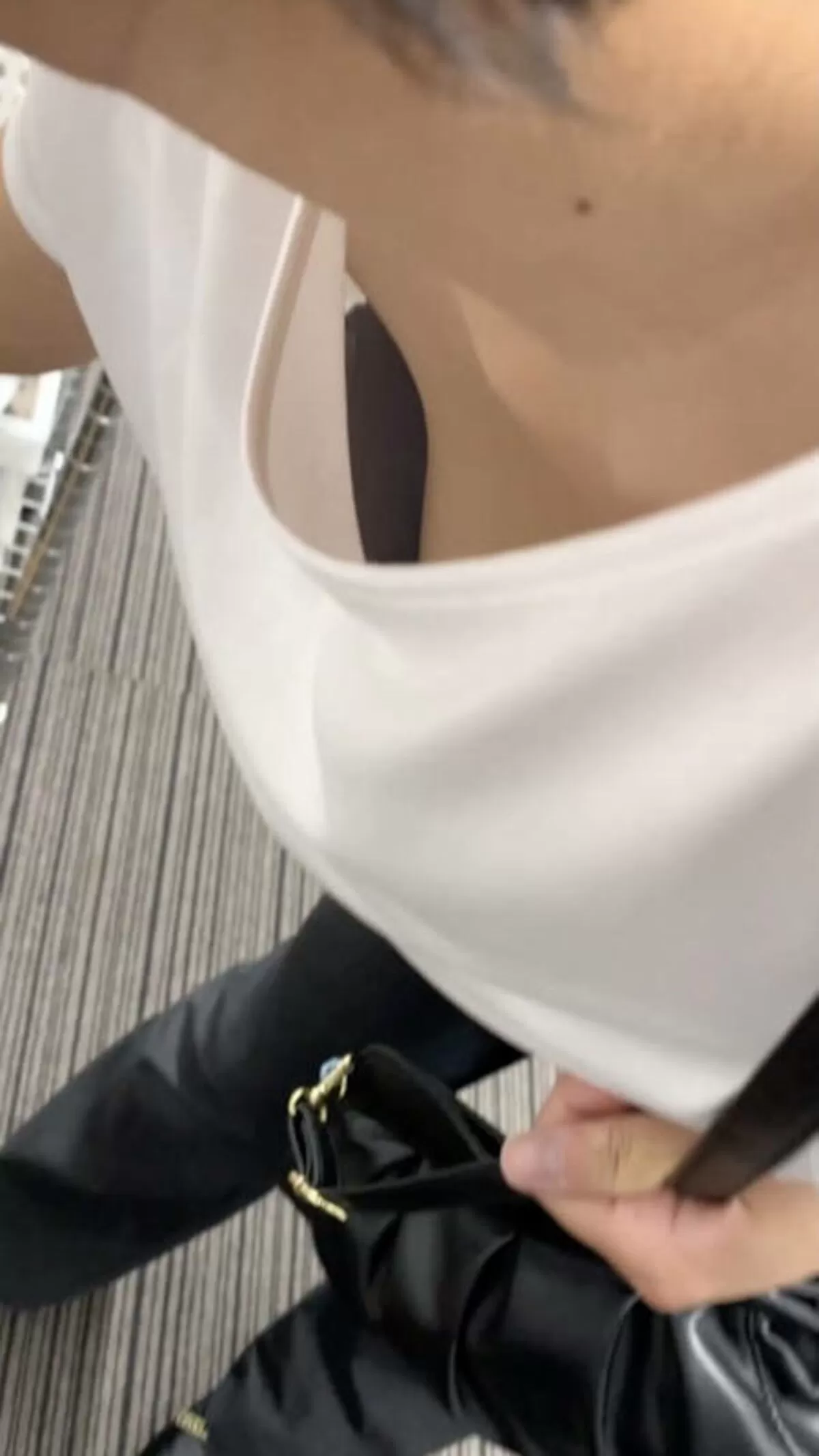 街中胸チラエロ画像055