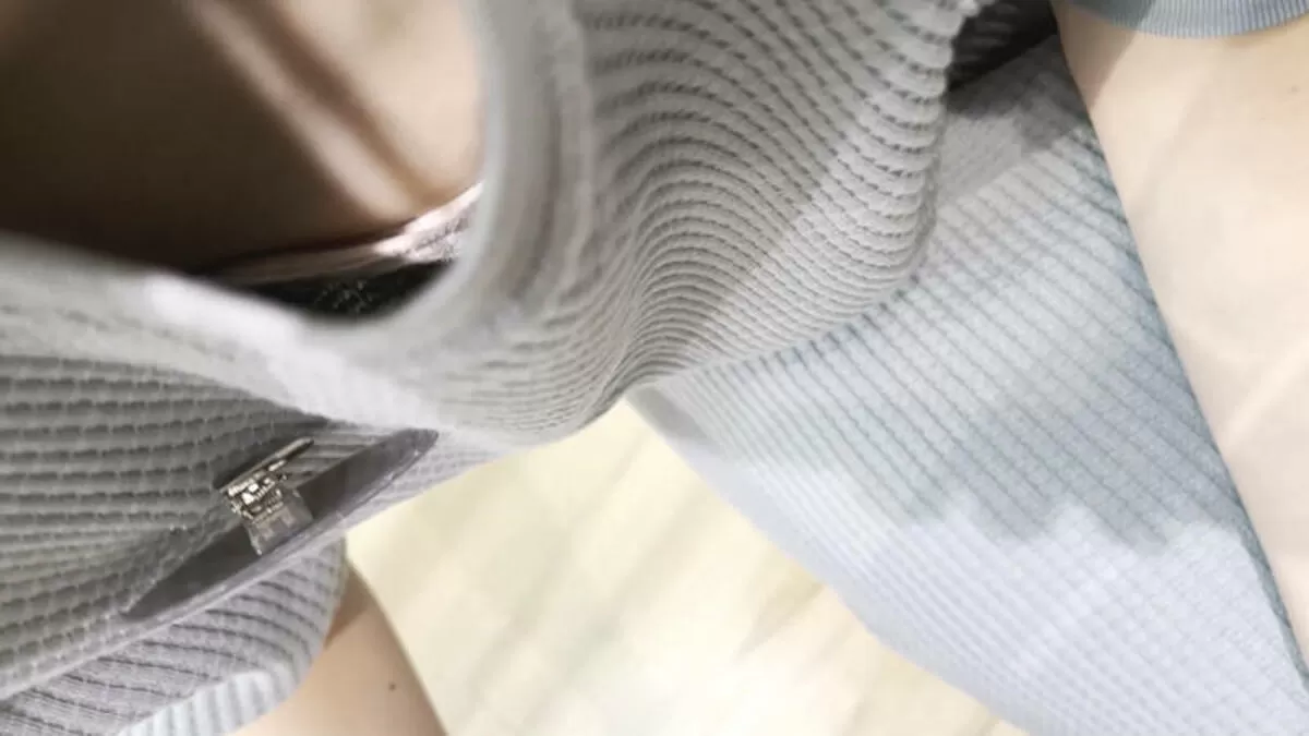 街中胸チラエロ画像056