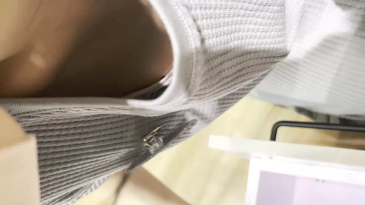 街中胸チラエロ画像057