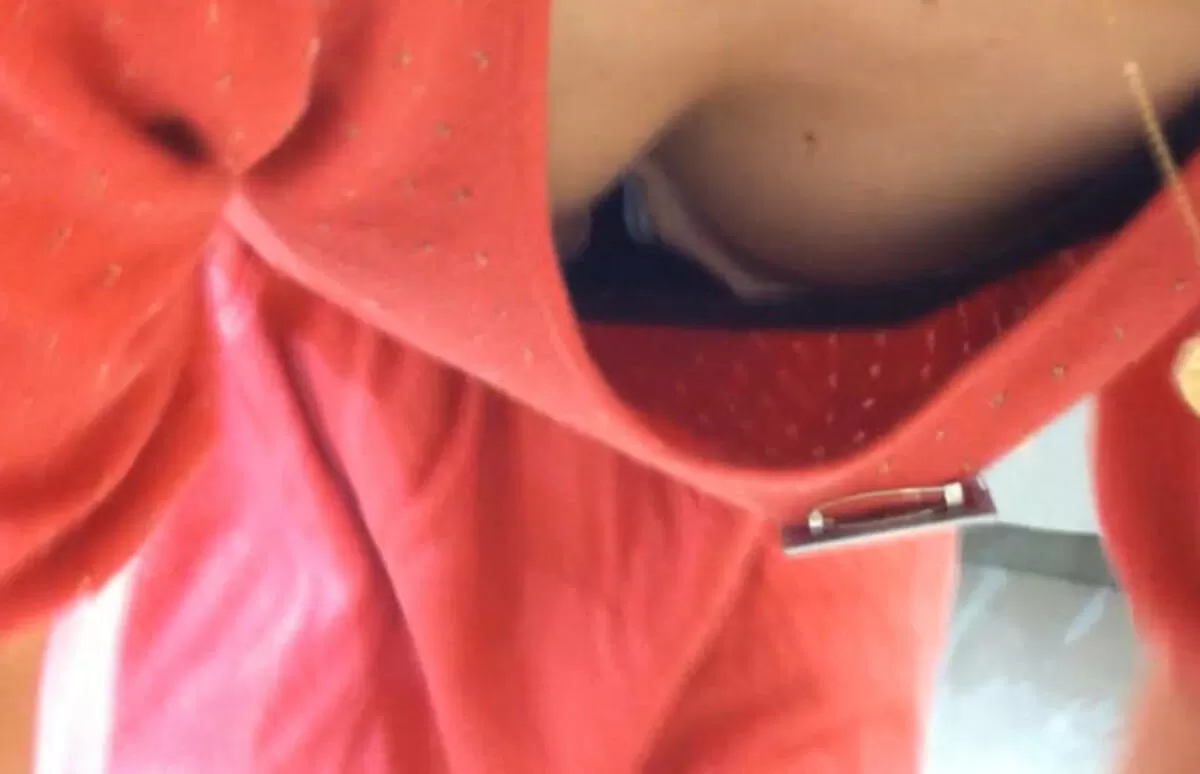 街中胸チラエロ画像058