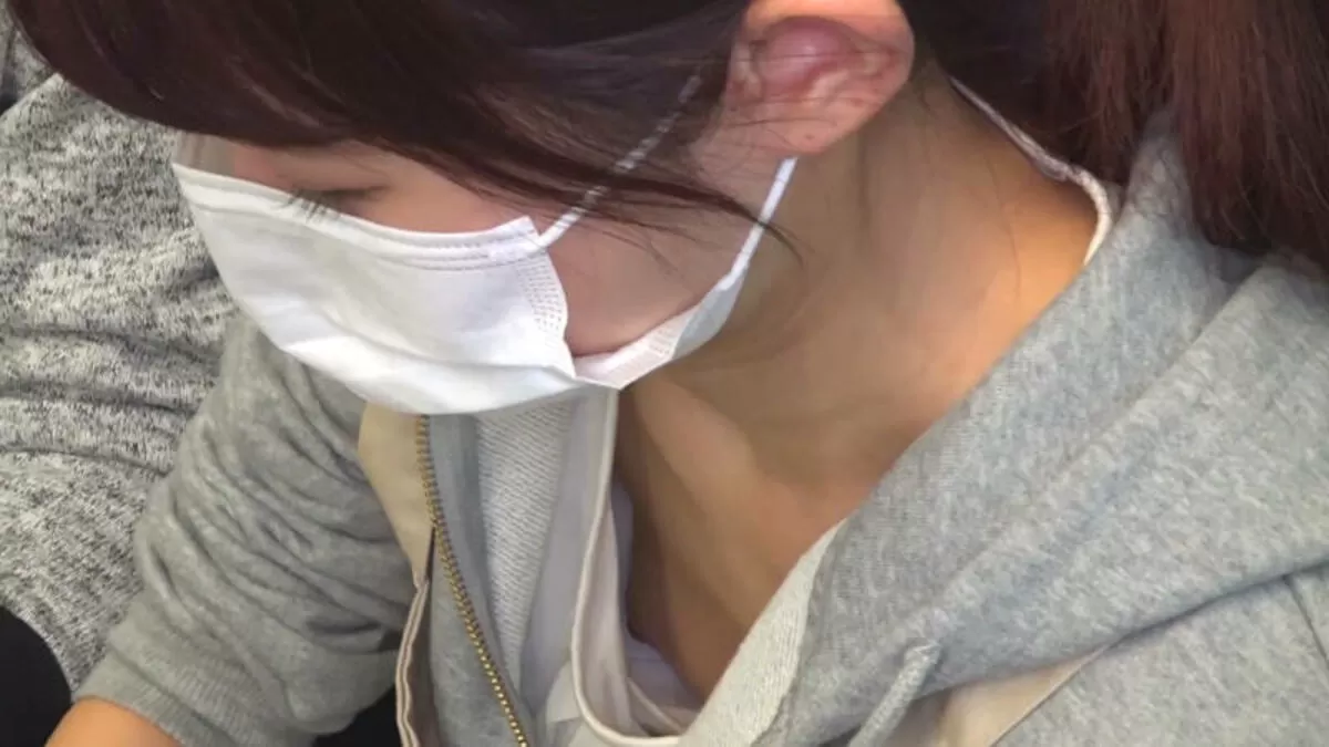 街中胸チラエロ画像061