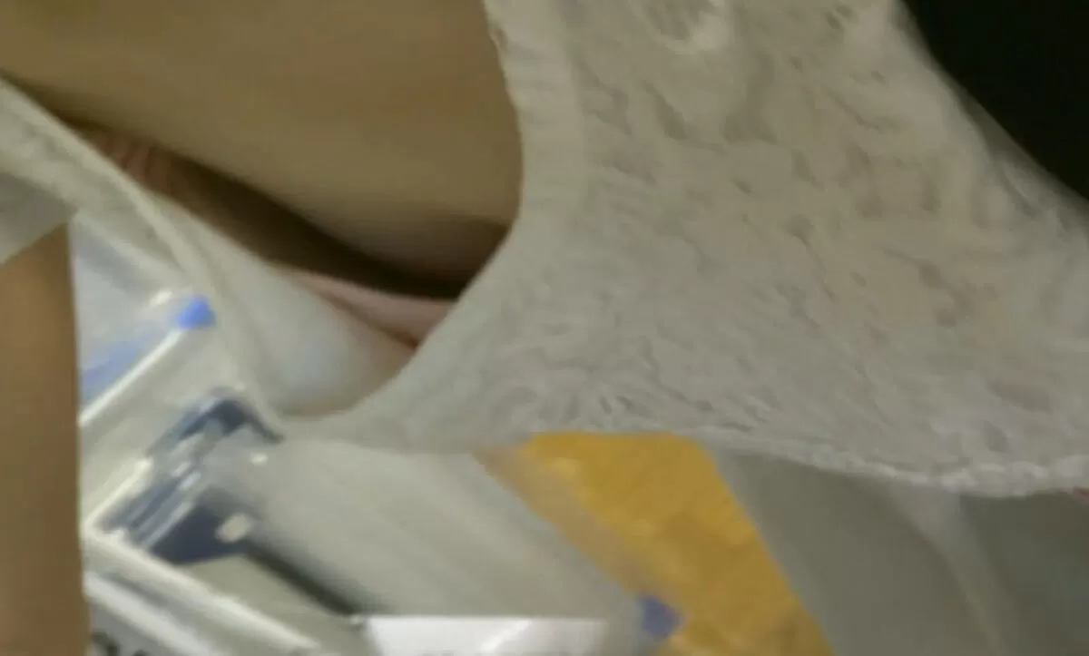 街中胸チラエロ画像063