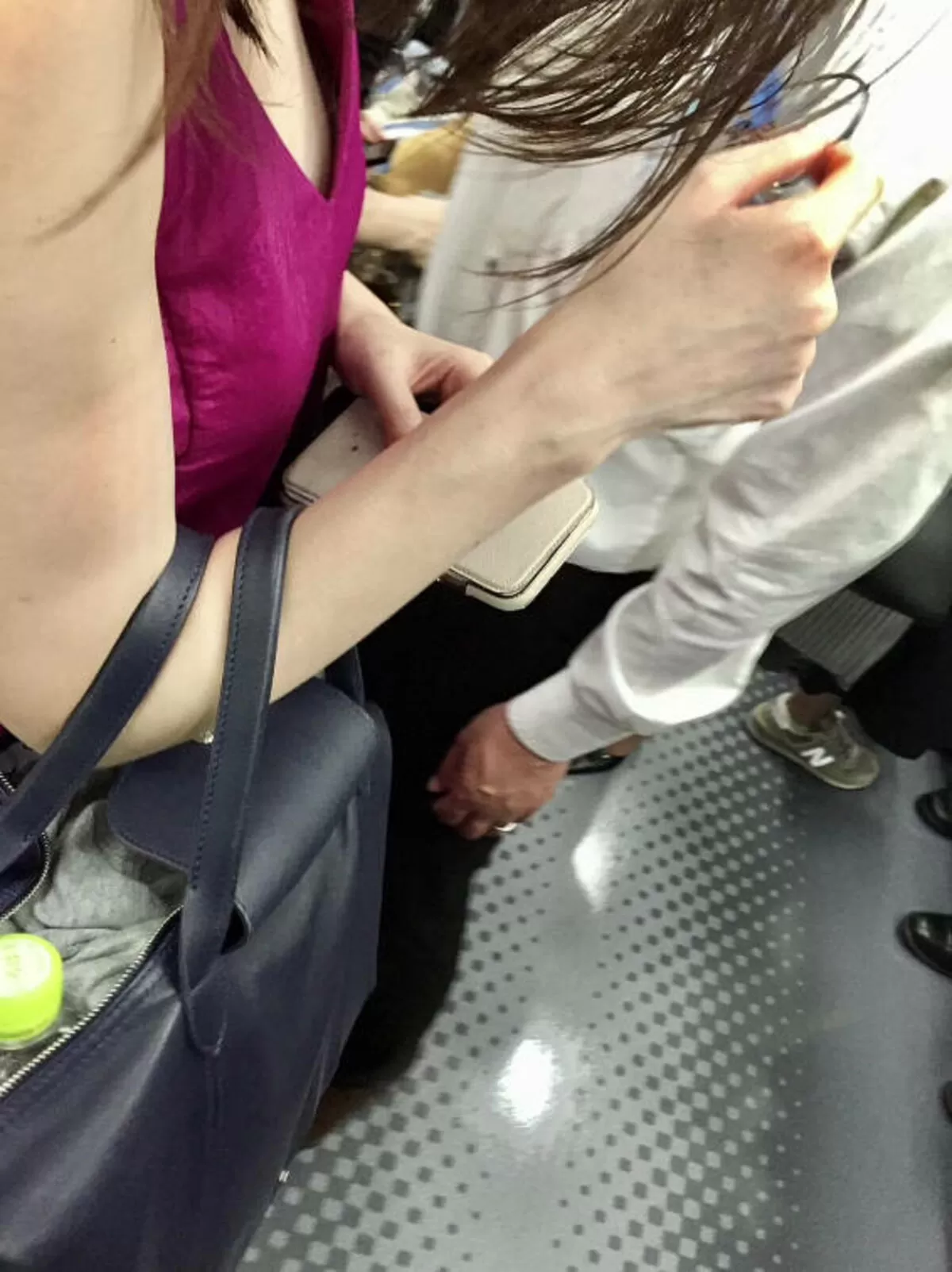 街中胸チラエロ画像064