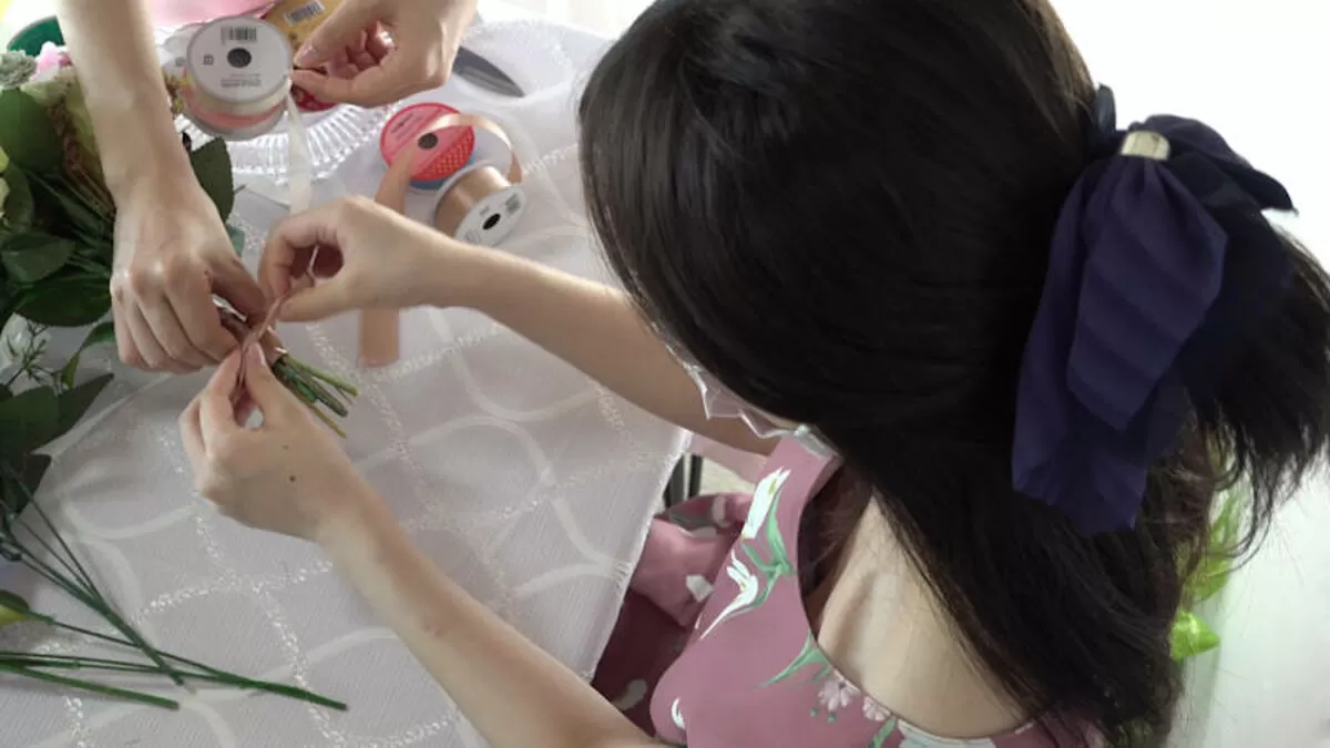 街中胸チラエロ画像065