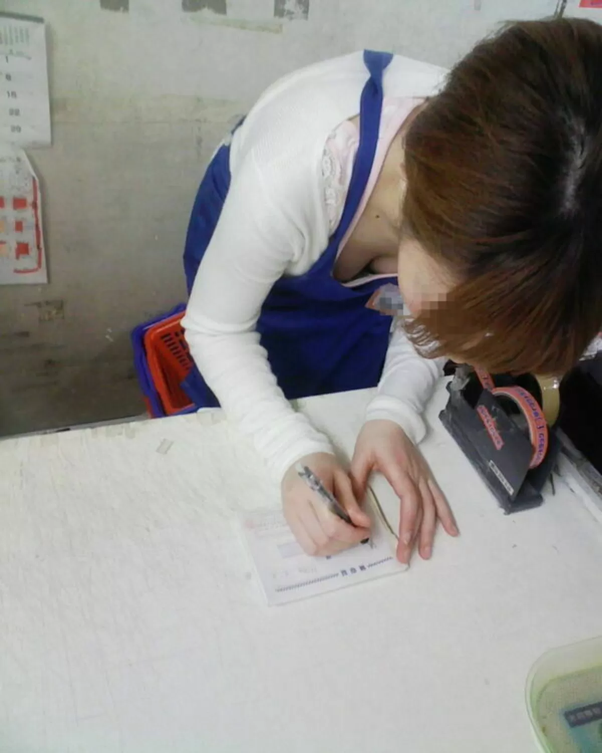 街中胸チラエロ画像081