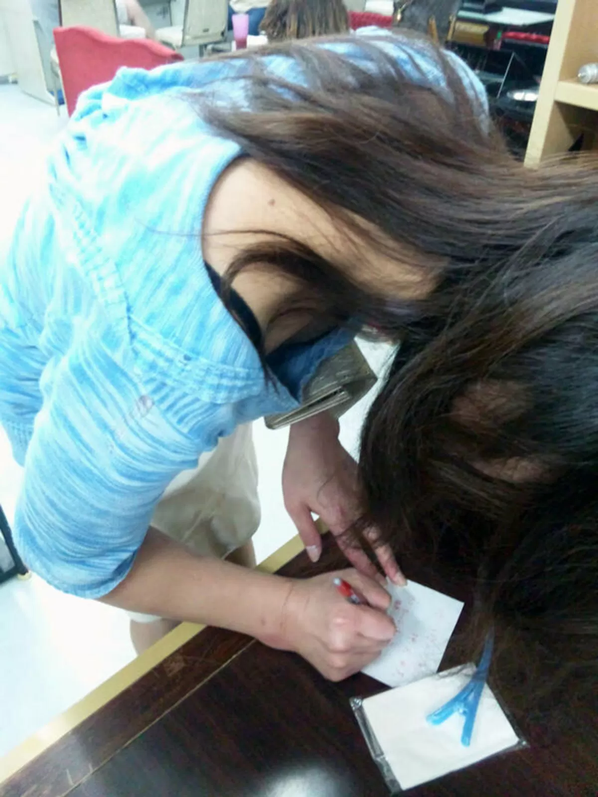 街中胸チラエロ画像082