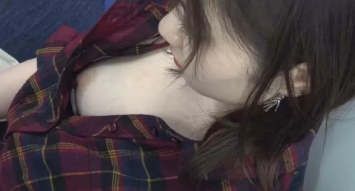 街中胸チラエロ画像084