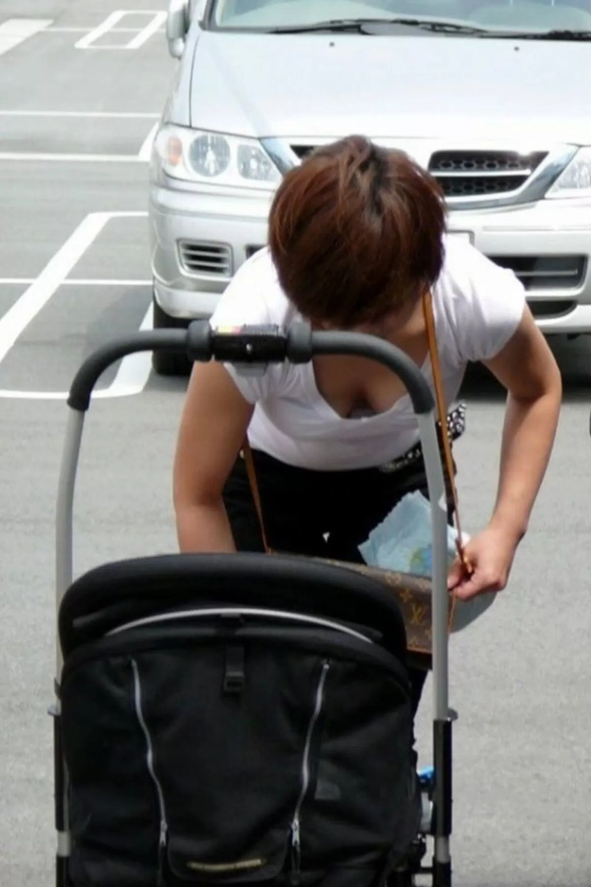 街中胸チラエロ画像094