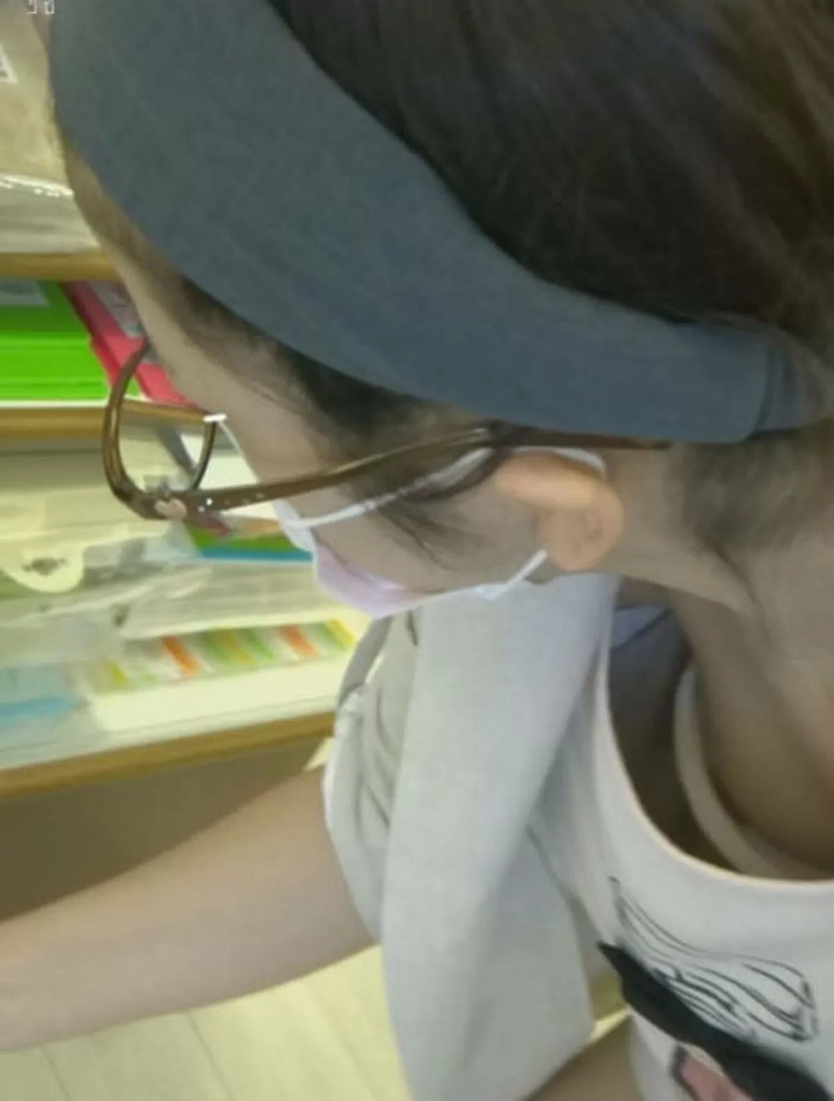 街中胸チラエロ画像099