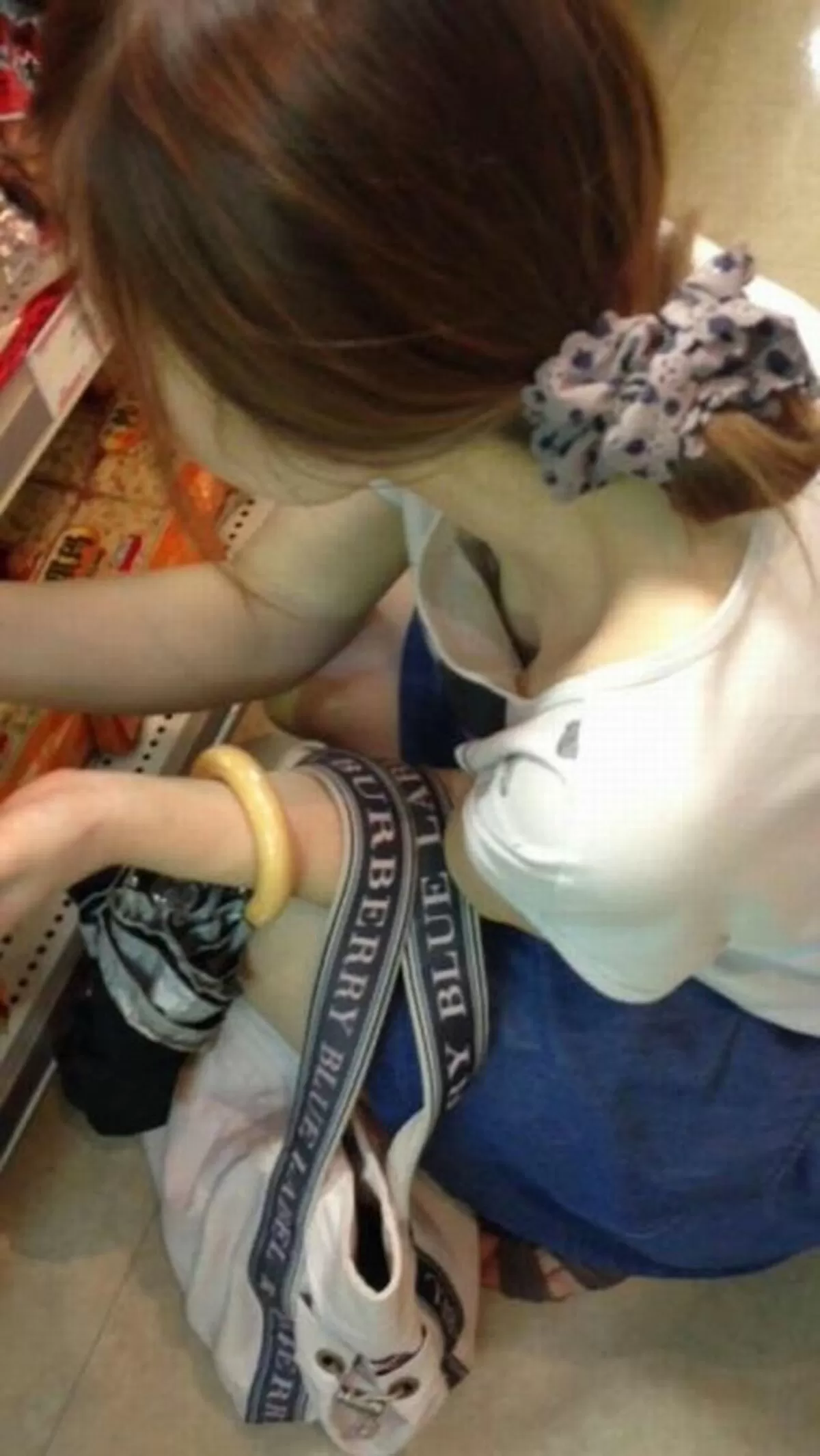 街中胸チラエロ画像100