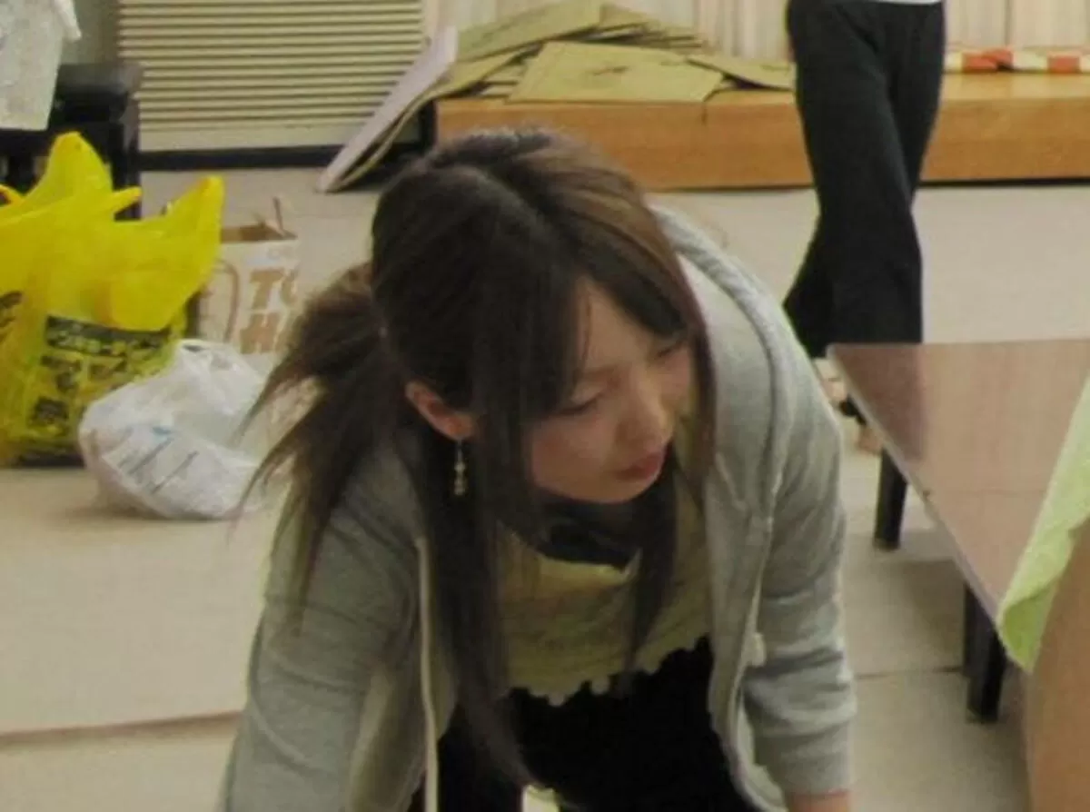 街中胸チラエロ画像101