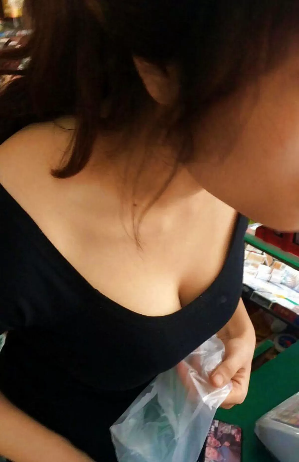 街中胸チラエロ画像103