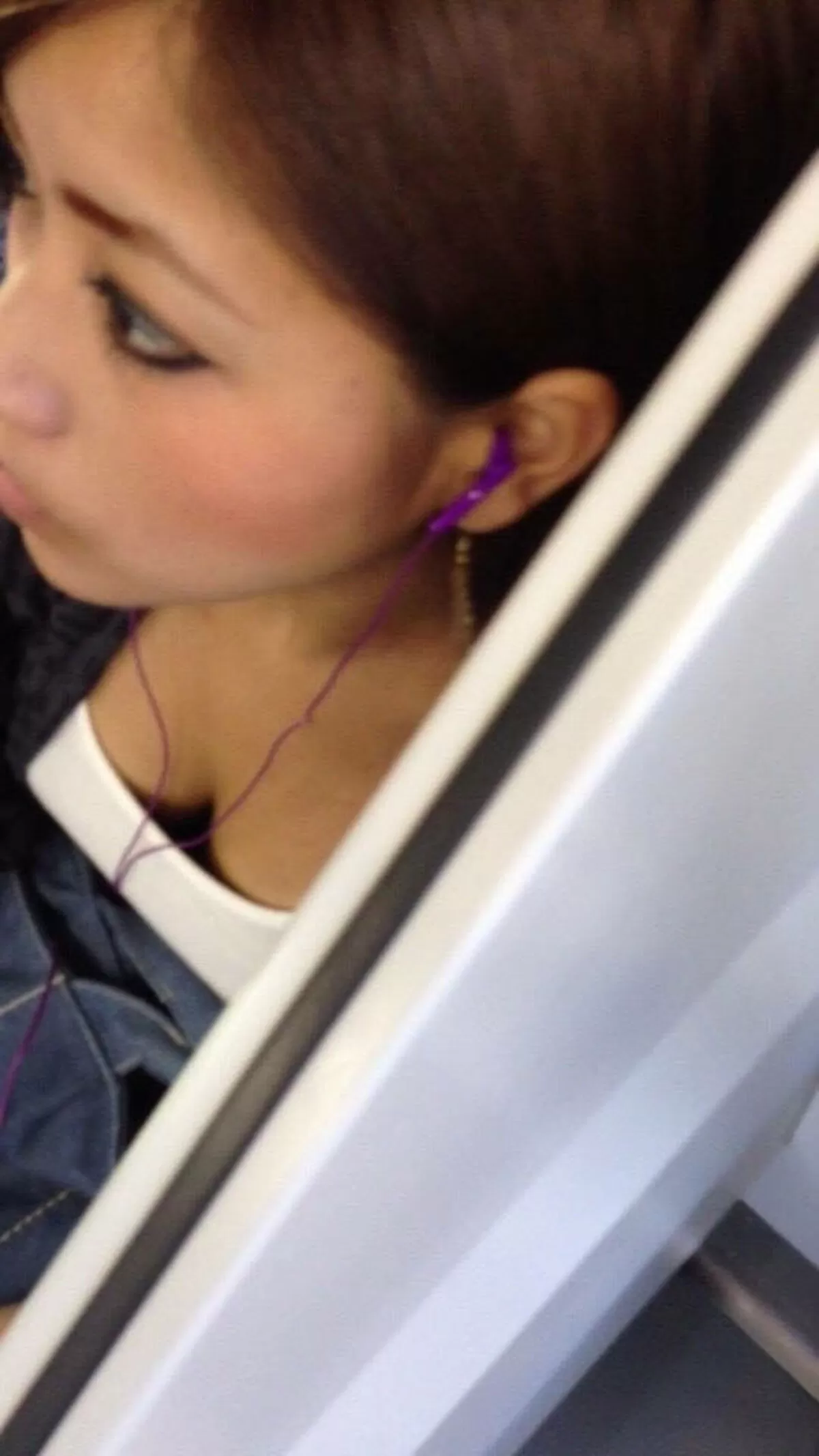 街中胸チラエロ画像104