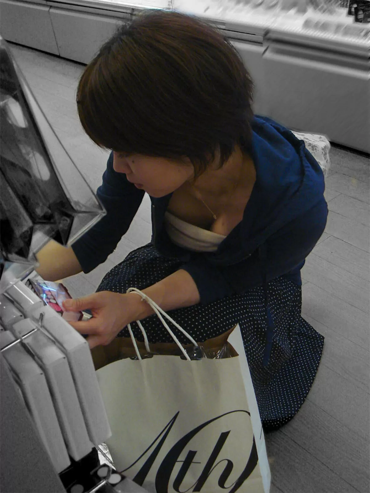 街中胸チラエロ画像105