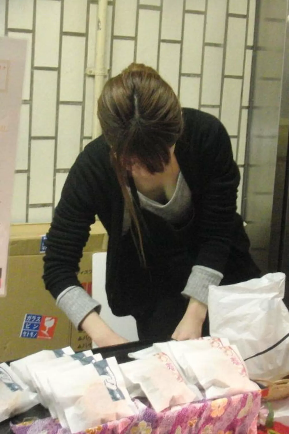 街中胸チラエロ画像106