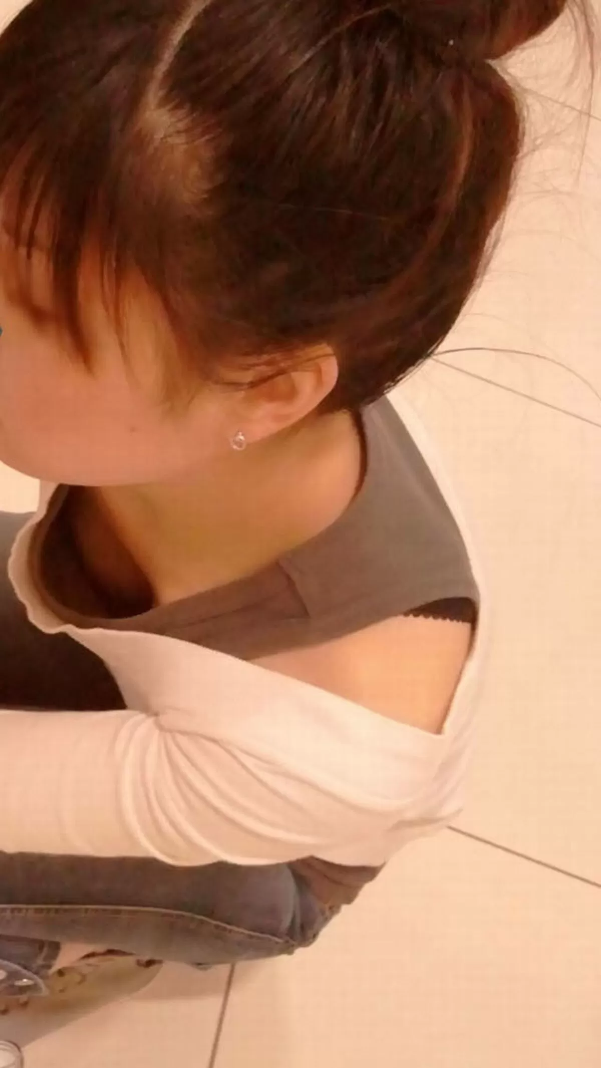 街中胸チラエロ画像107