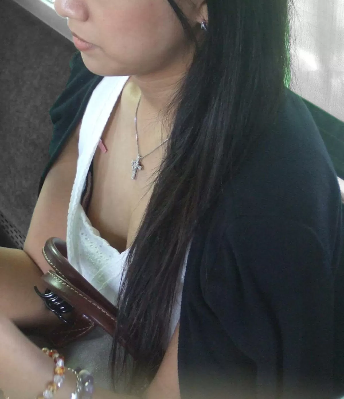 街中胸チラエロ画像108