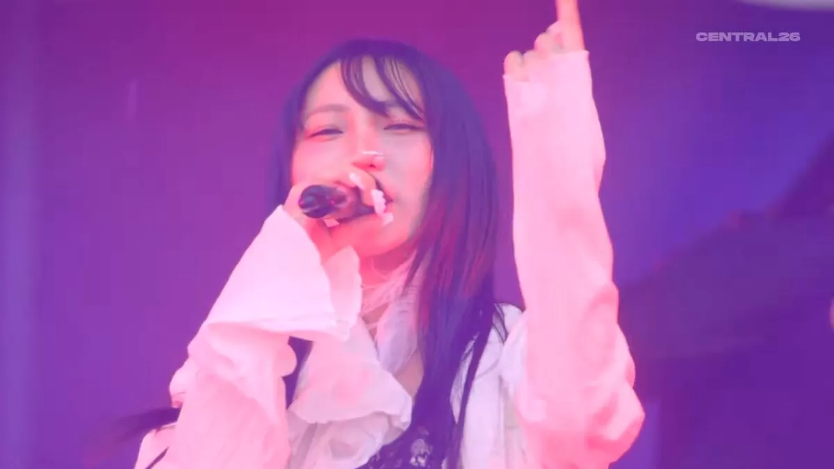 【画像】YOASOBIのikura、音楽フェス生配信で生尻見せパンツ晒すハプニング！むっちりプリプリ尻が丸見え003