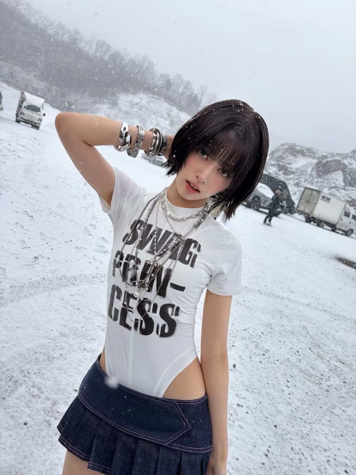 【画像+動画】NiziUのRIMA、インスタでエッチなハイレグTシャツ着用！むっちり太ももとプリプリ尻がエグい002