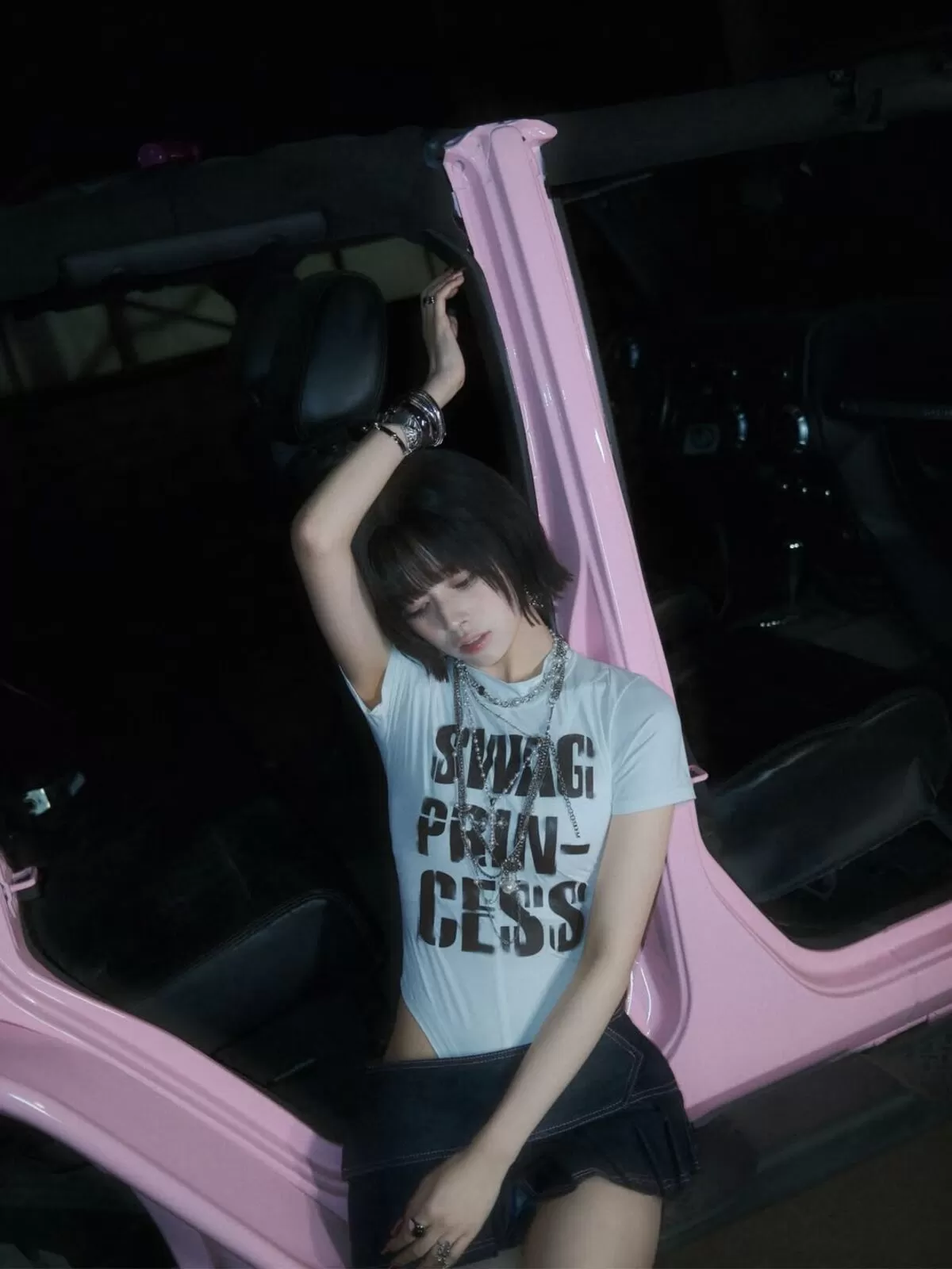 【画像+動画】NiziUのRIMA、インスタでエッチなハイレグTシャツ着用！むっちり太ももとプリプリ尻がエグい004