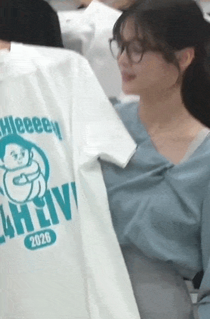 【画像】テレ東アナ中原みなみがマイクラ生配信で貧乳胸チラ＆ブラチラ事故001