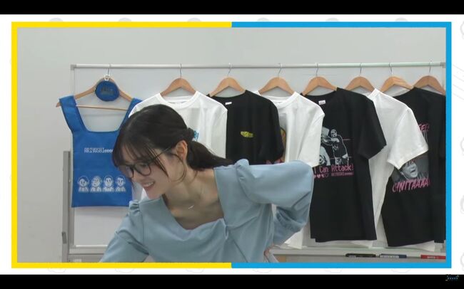 【画像】テレ東アナ中原みなみがマイクラ生配信で貧乳胸チラ＆ブラチラ事故006