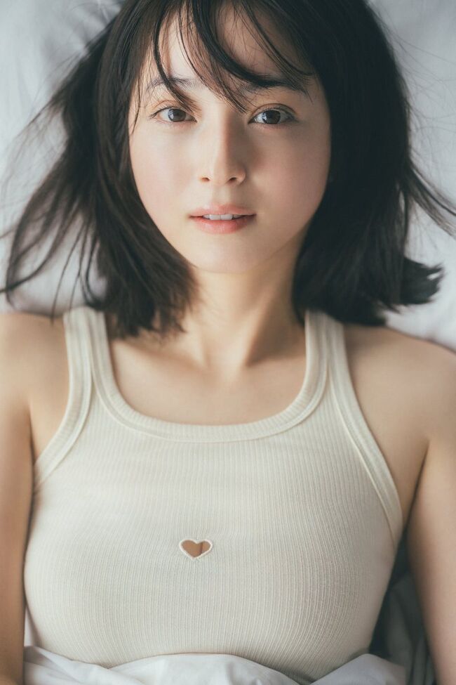 【画像】人妻佐々木希(38)、パイズリ穴のあいたスケベタンクトップでエロい谷間をチラ見せしてしまう001