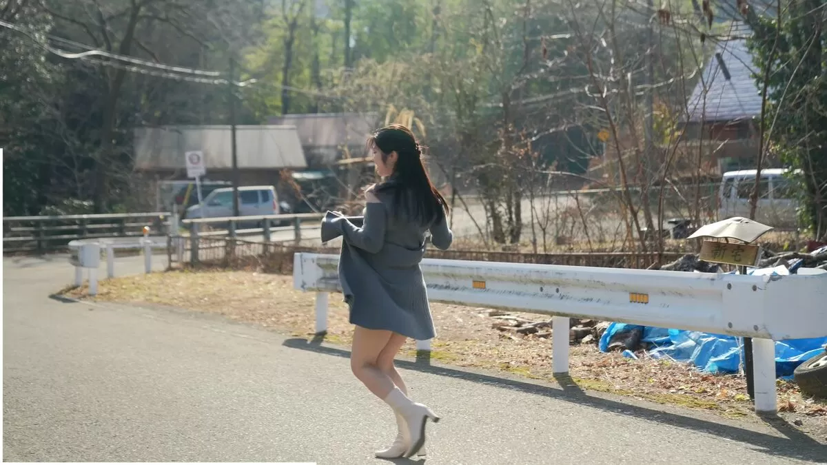 【画像+動画】グラドル山田かな(30)、ガードレールでパンチラ事故を起こしてしまう001