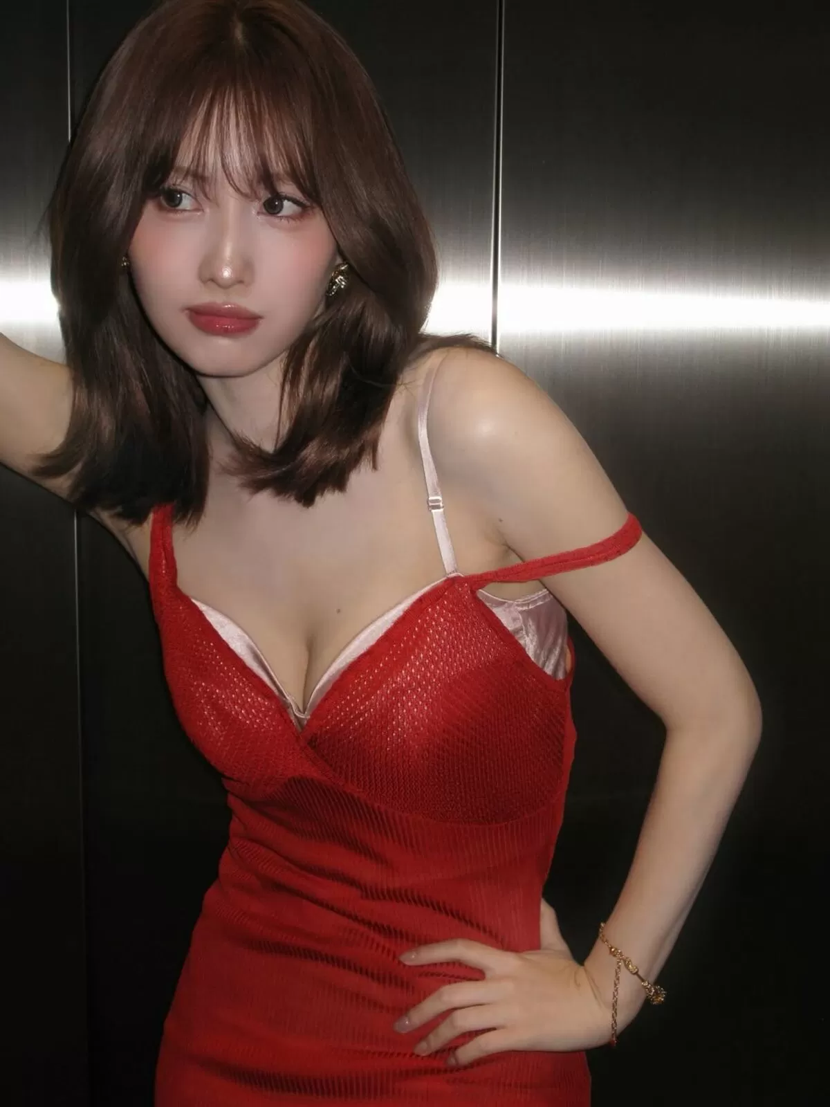 【画像】TWICEモモ、プラダイベントで肩紐ズラしブラジャー丸見えドレスが大炎上002
