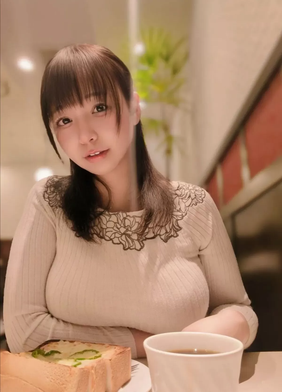 【画像】なめテレ新人爆乳アナ藤田美咲、着衣巨乳が初放送で大反響015