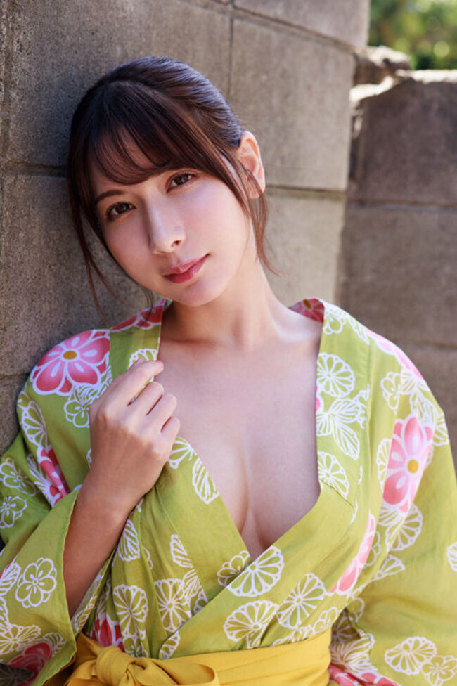 【画像+動画】乳首解禁クォーター美女グラドル百合川サシャ、机の角でマ●コ擦りオナニー披露002