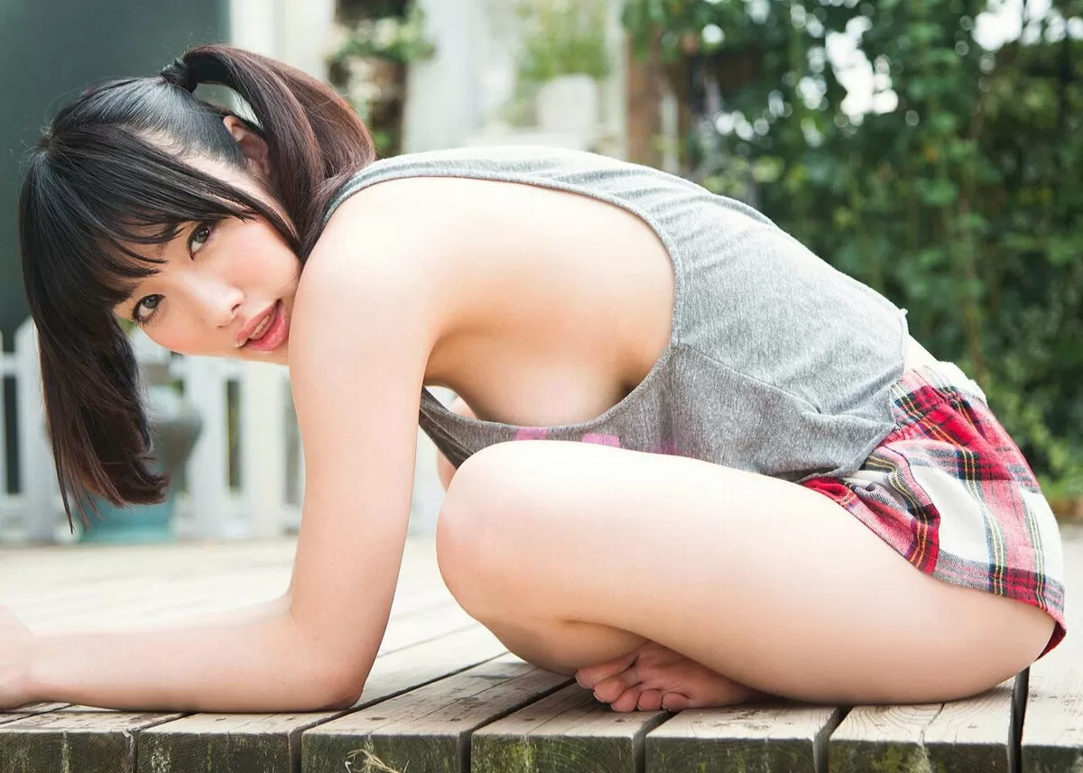 巨乳タンクトップのエロ画像050