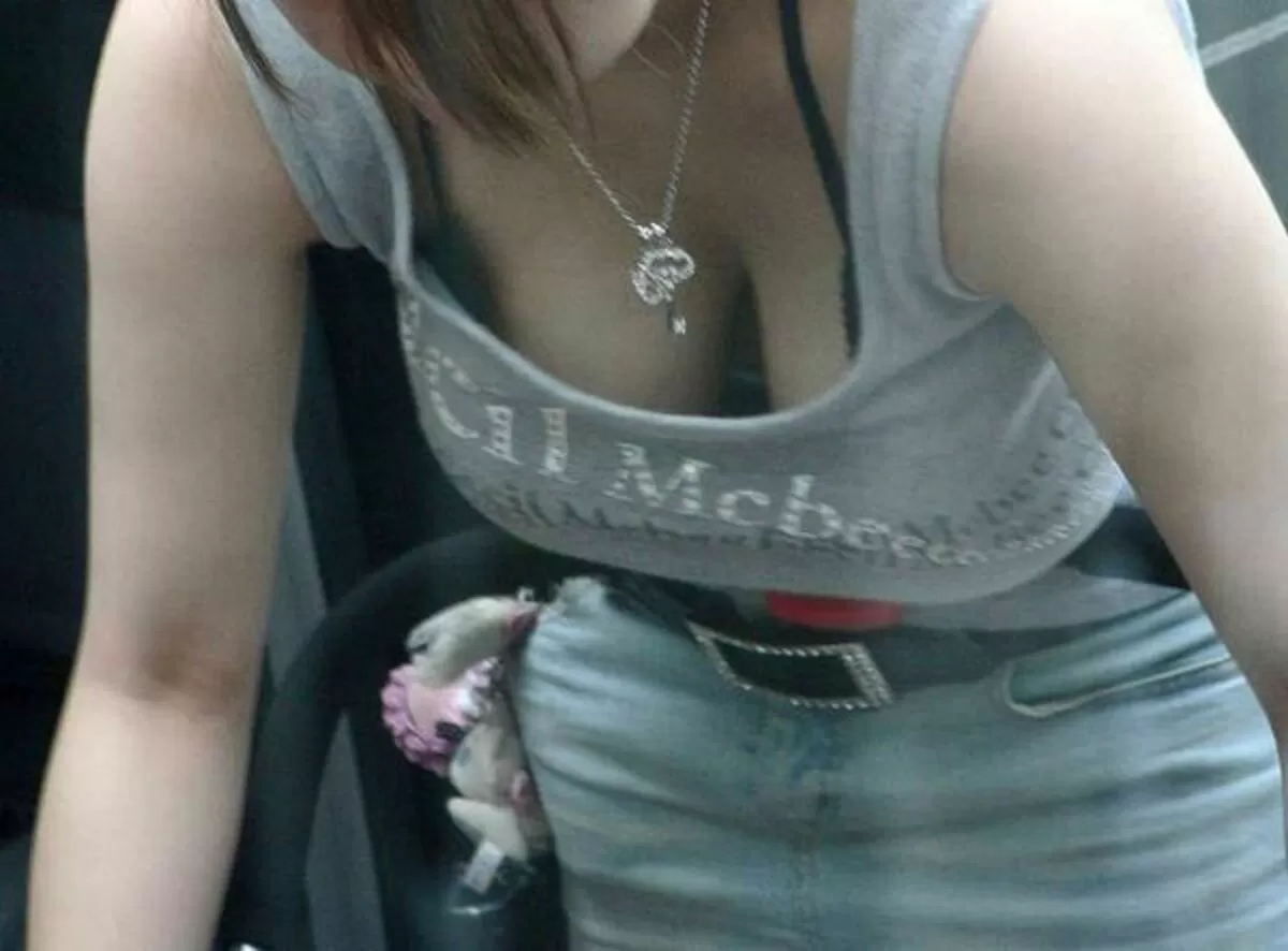 巨乳タンクトップのエロ画像131