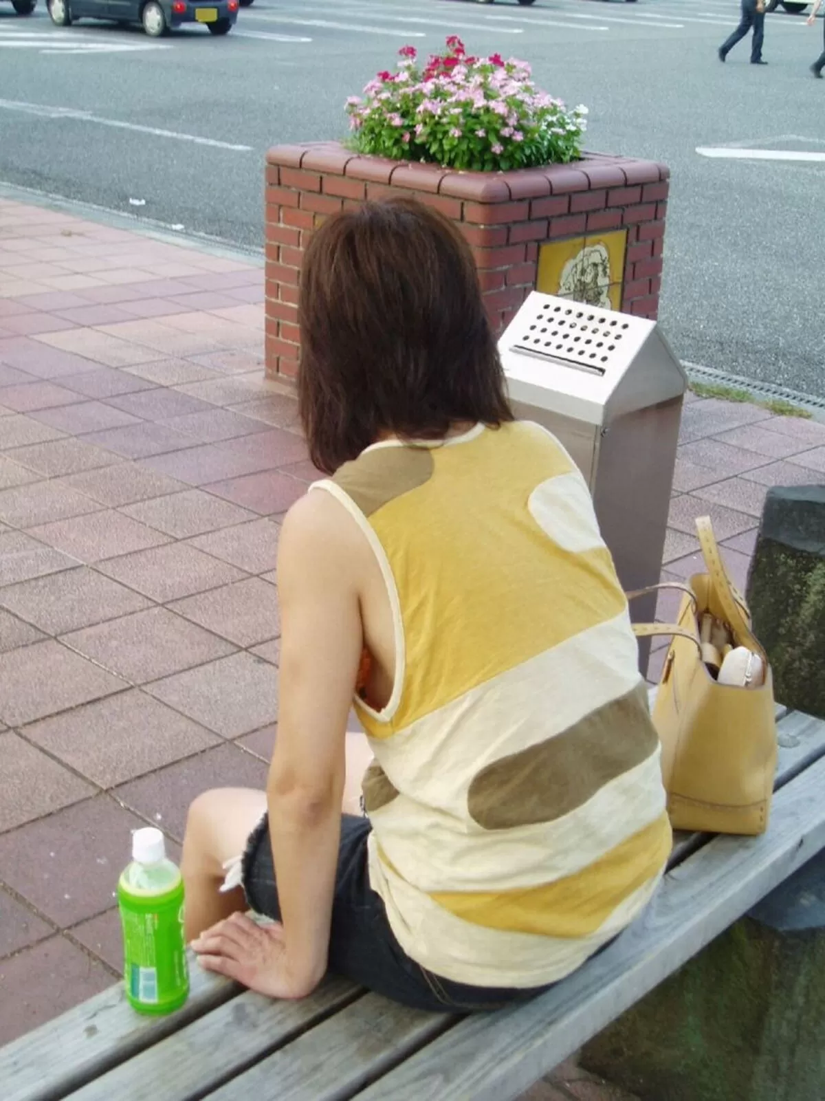 ノースリーブの胸チラ盗撮エロ画像009